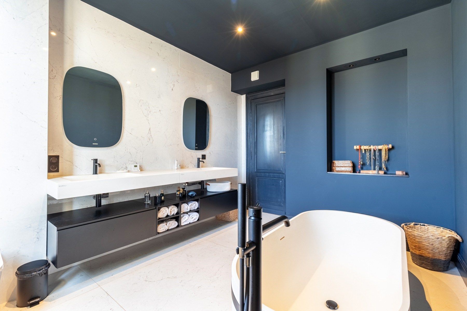 luxury apartment 8 Rooms for sale on BORDEAUX (33000)