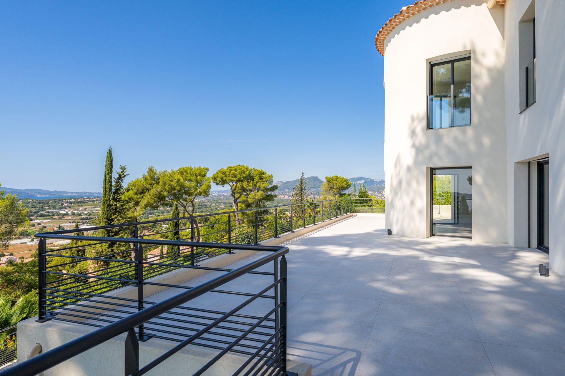 luxury house 6 Rooms for sale on CARQUEIRANNE (83320)