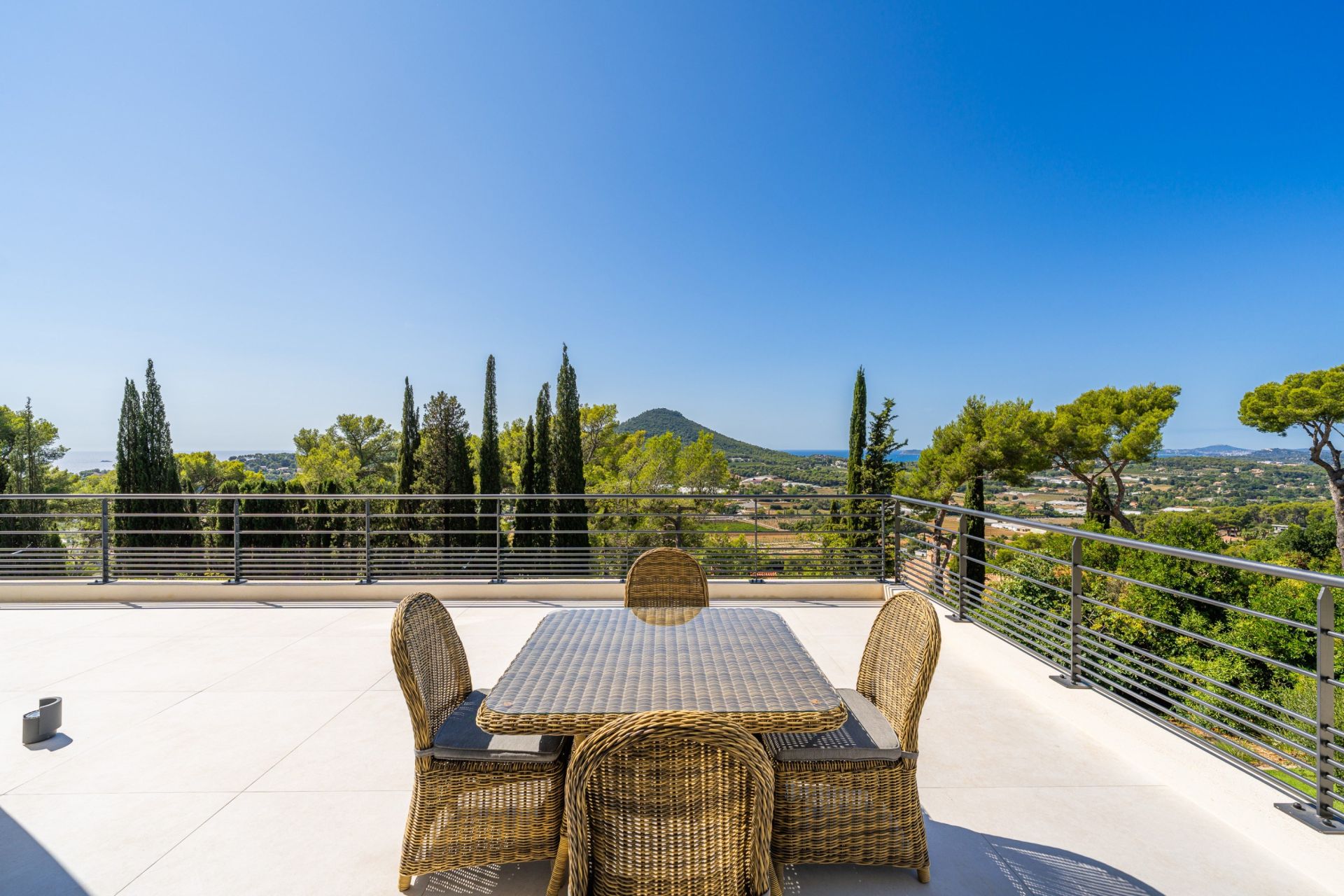 luxury house 6 Rooms for sale on CARQUEIRANNE (83320)