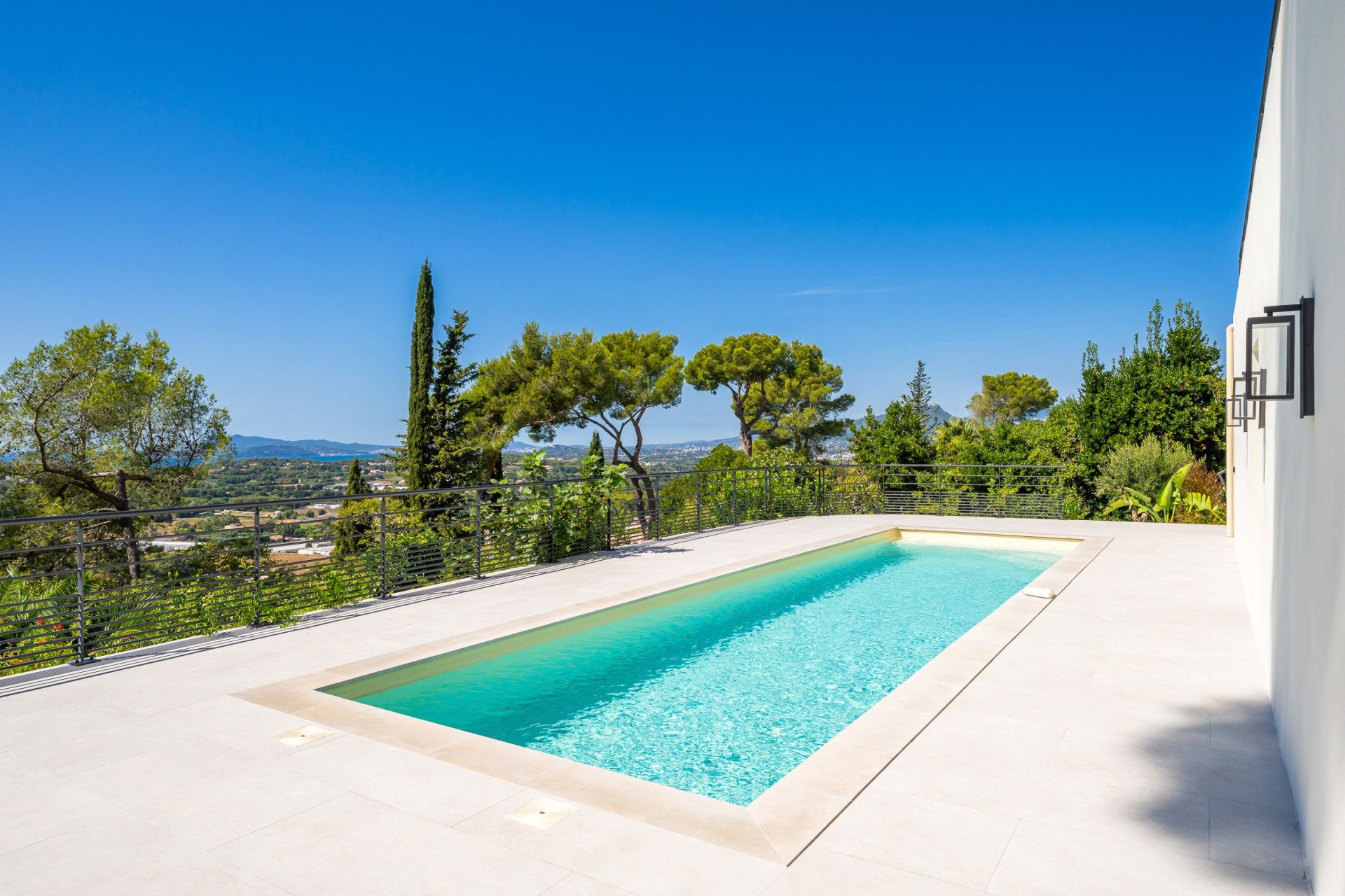 luxury house 6 Rooms for sale on CARQUEIRANNE (83320)