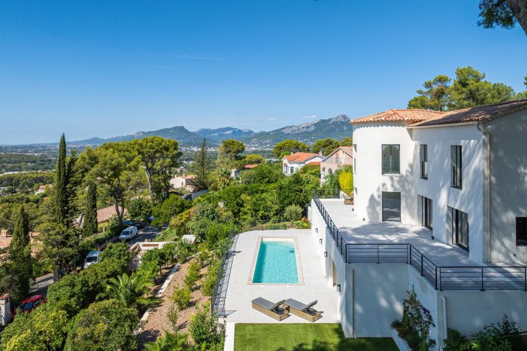 luxury house 6 Rooms for sale on CARQUEIRANNE (83320)