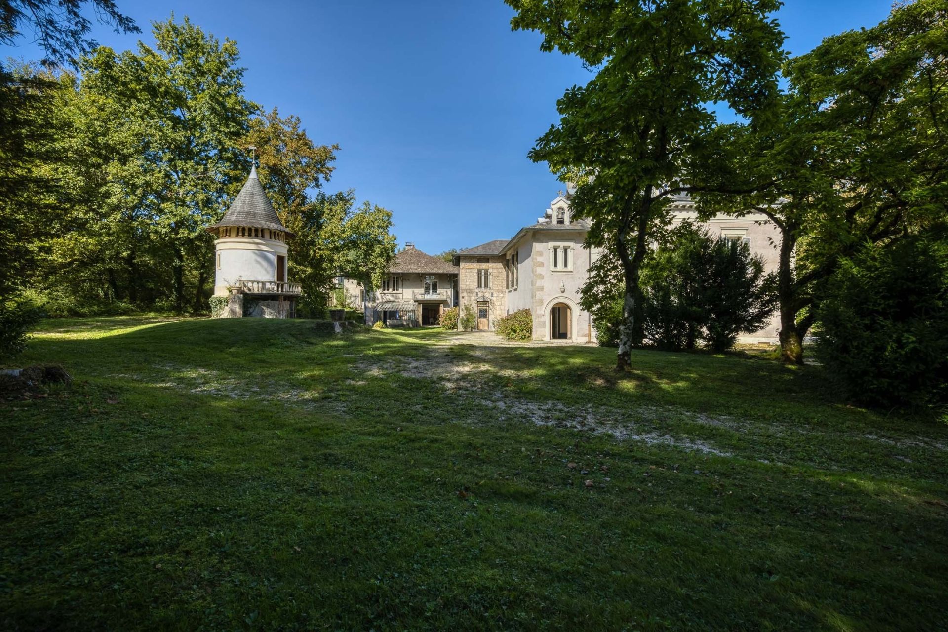 luxury house 15 Rooms for sale on CHANAZ (73310)