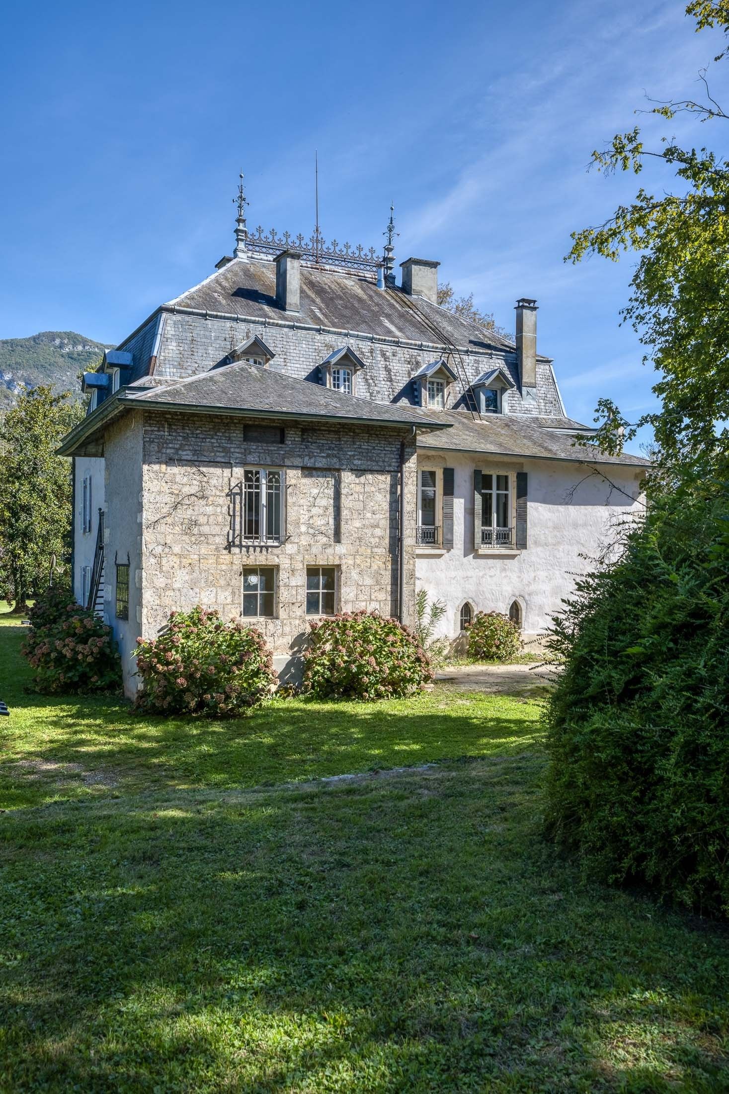 luxury house 15 Rooms for sale on CHANAZ (73310)