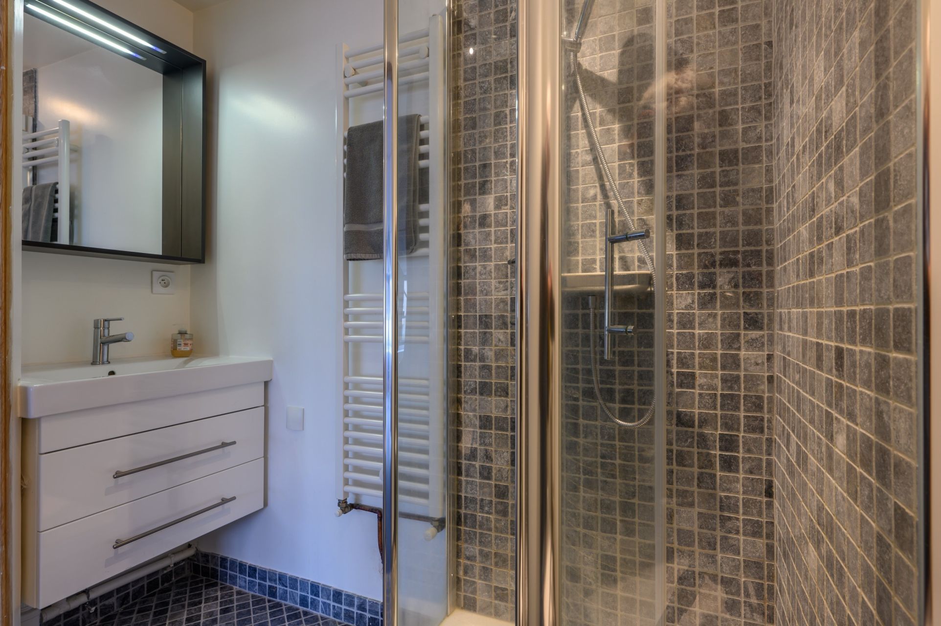 luxury apartment 5 Rooms for sale on VANNES (56000)