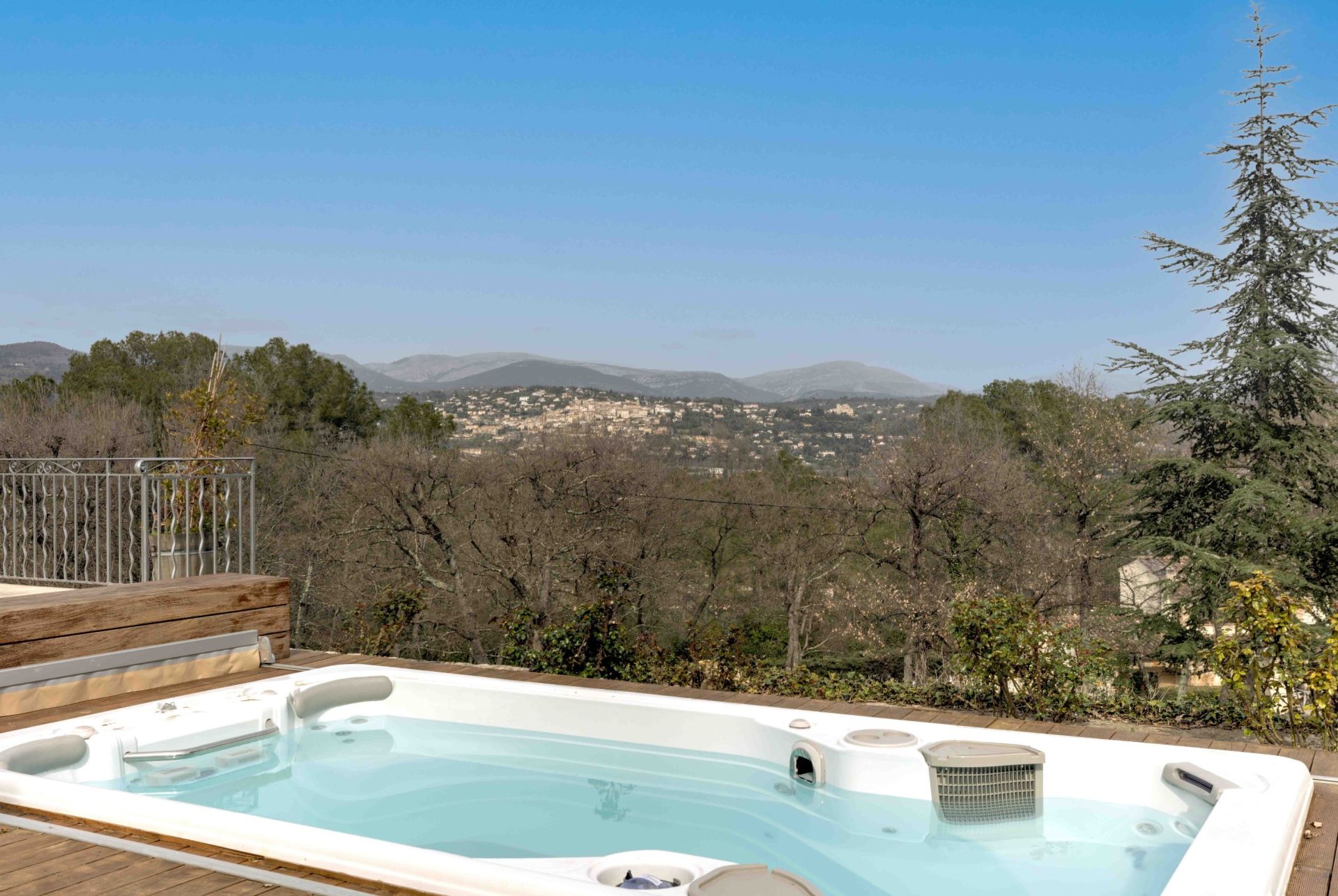 luxury villa 6 Rooms for sale on FAYENCE (83440)