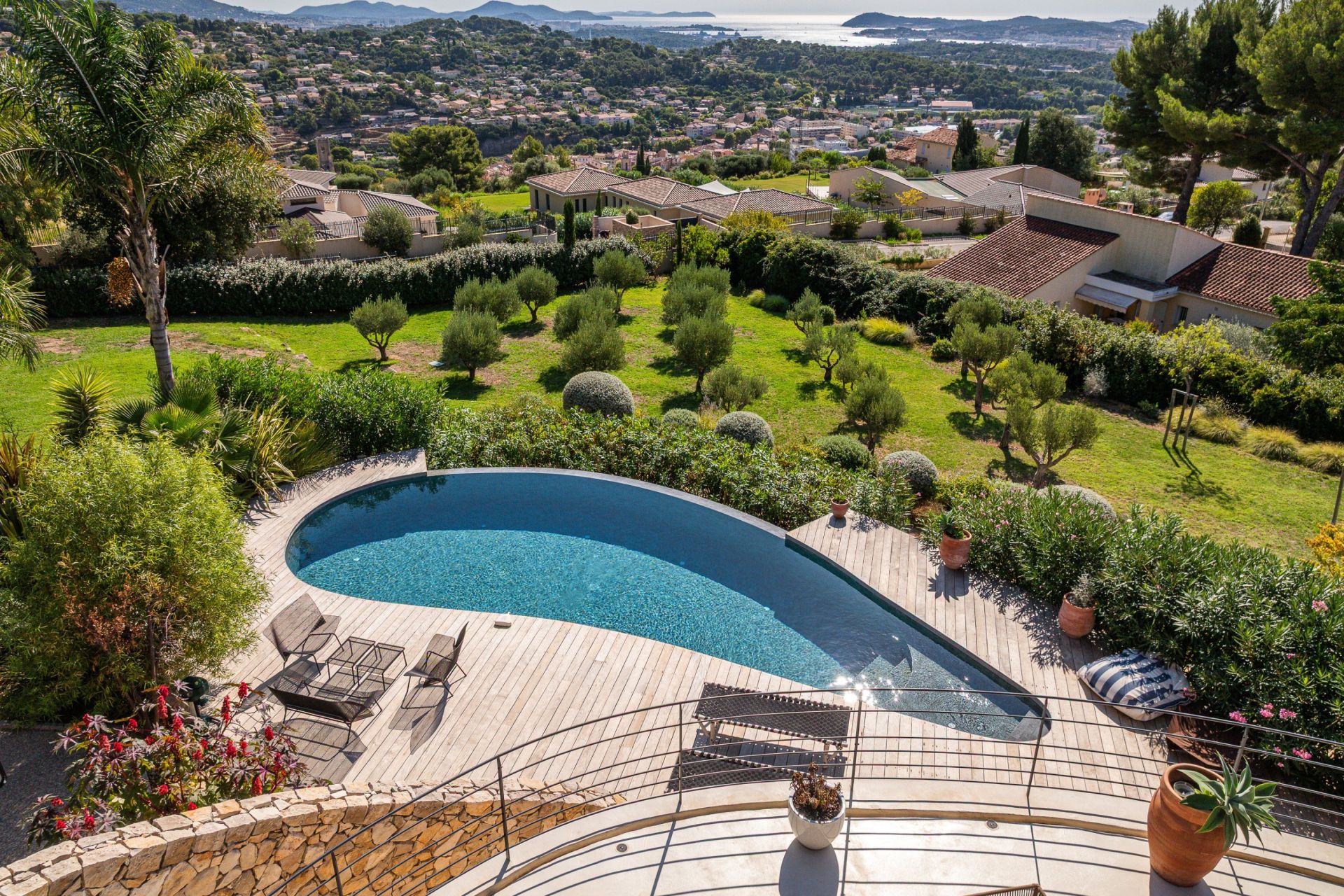 luxury house 6 Rooms for sale on OLLIOULES (83190)