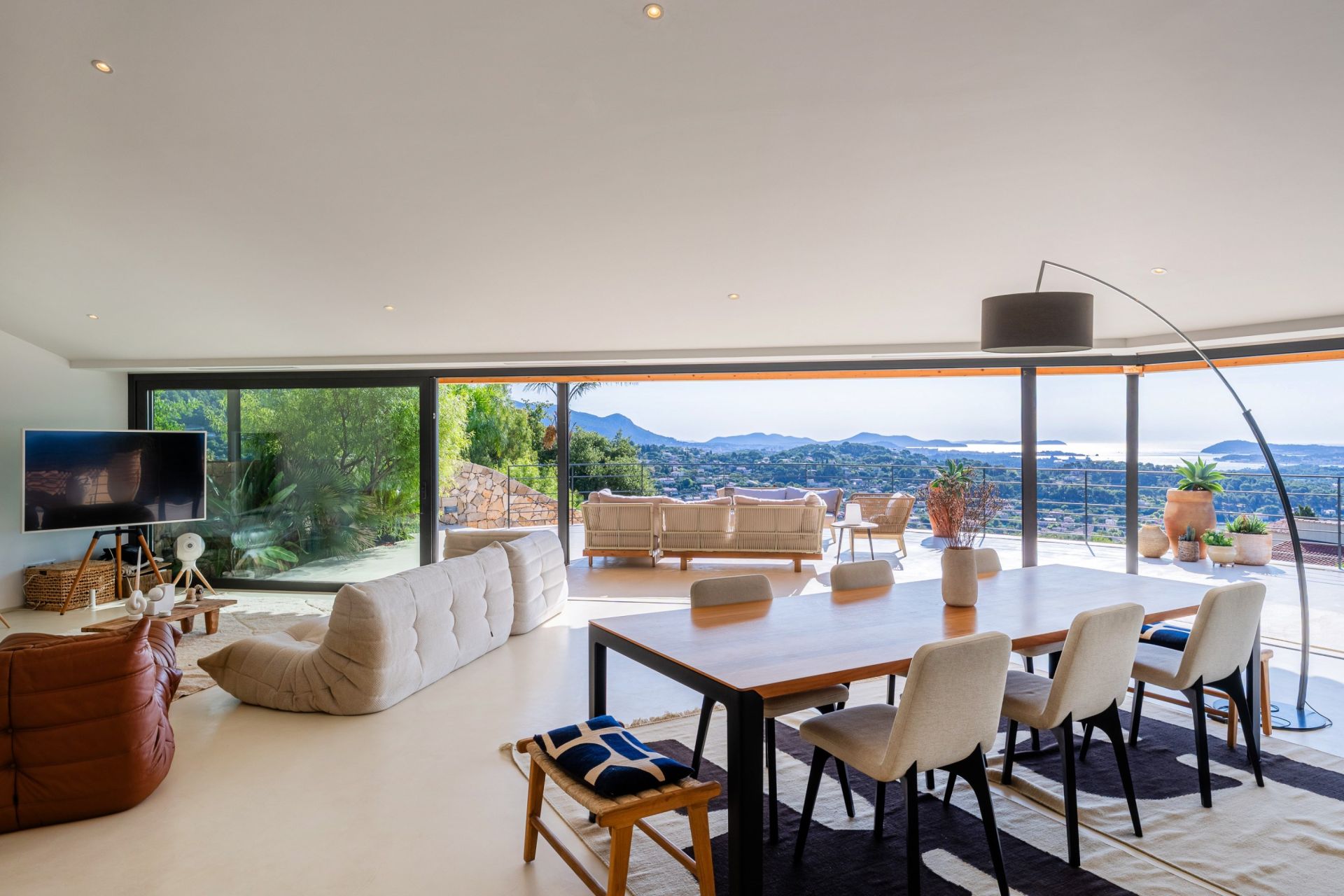 luxury house 6 Rooms for sale on OLLIOULES (83190)