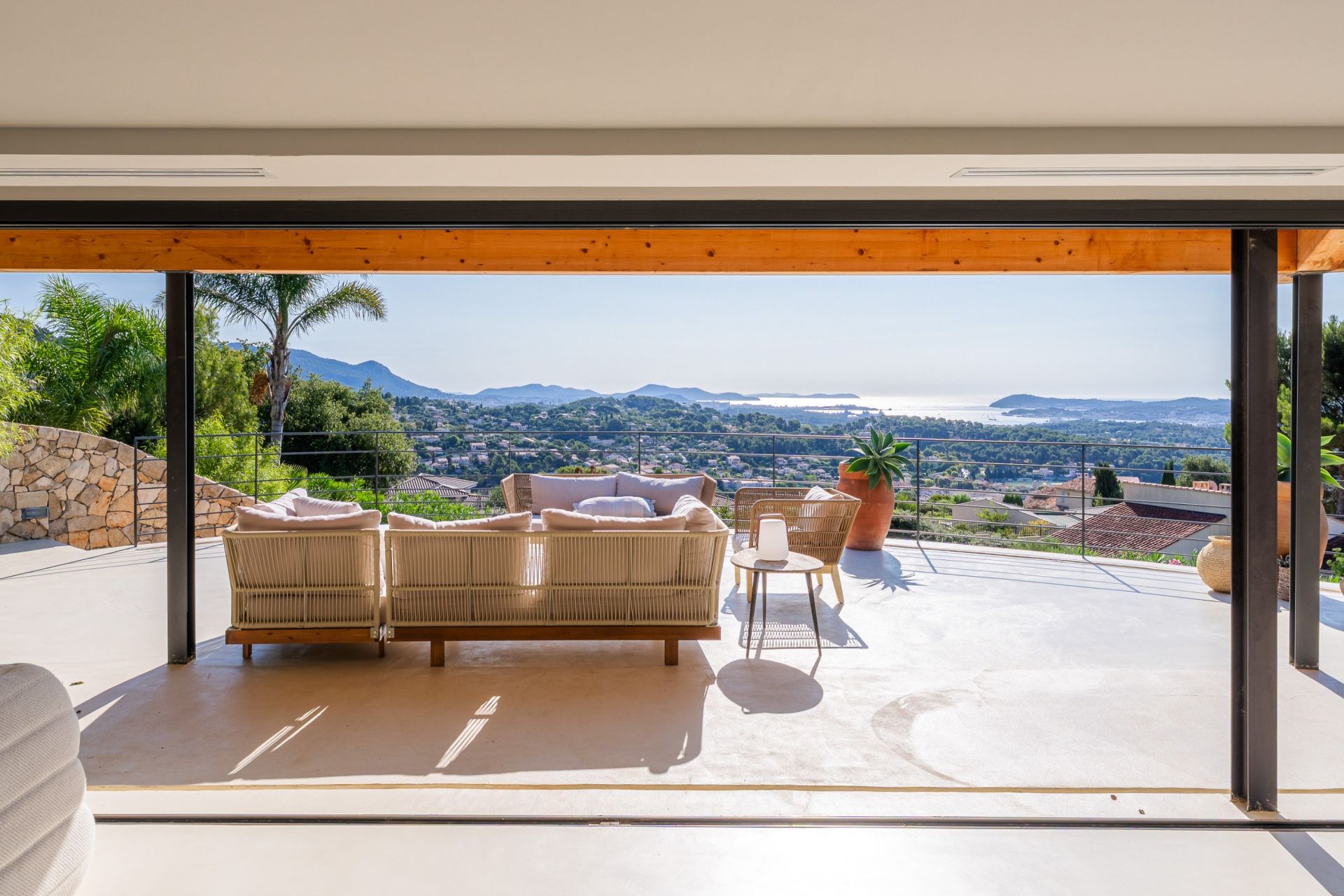 luxury house 6 Rooms for sale on OLLIOULES (83190)