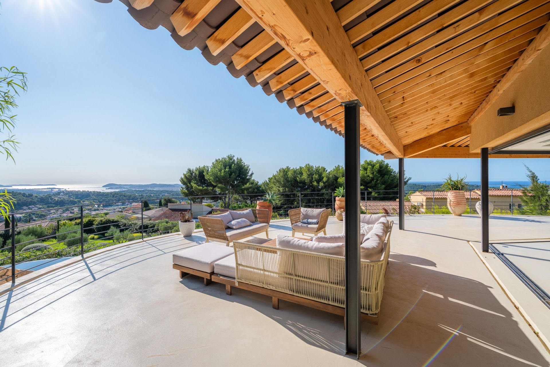 luxury house 6 Rooms for sale on OLLIOULES (83190)