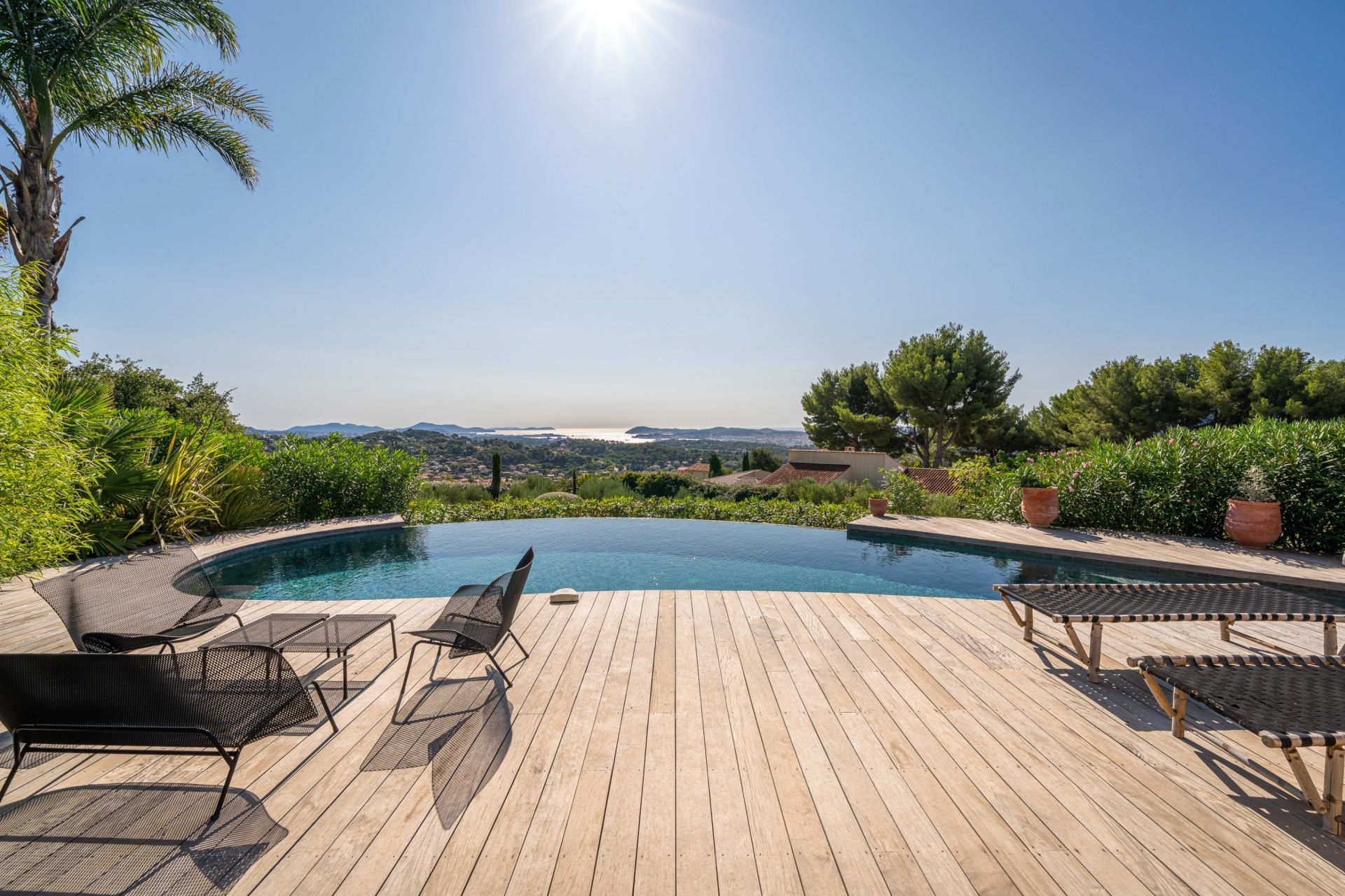 luxury house 6 Rooms for sale on OLLIOULES (83190)