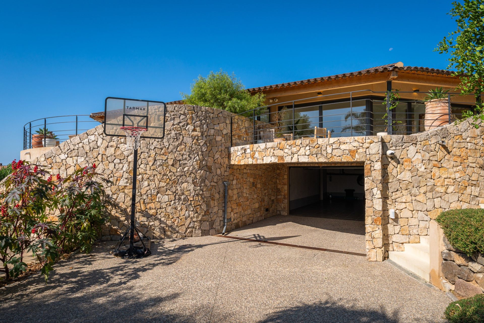 luxury house 6 Rooms for sale on OLLIOULES (83190)