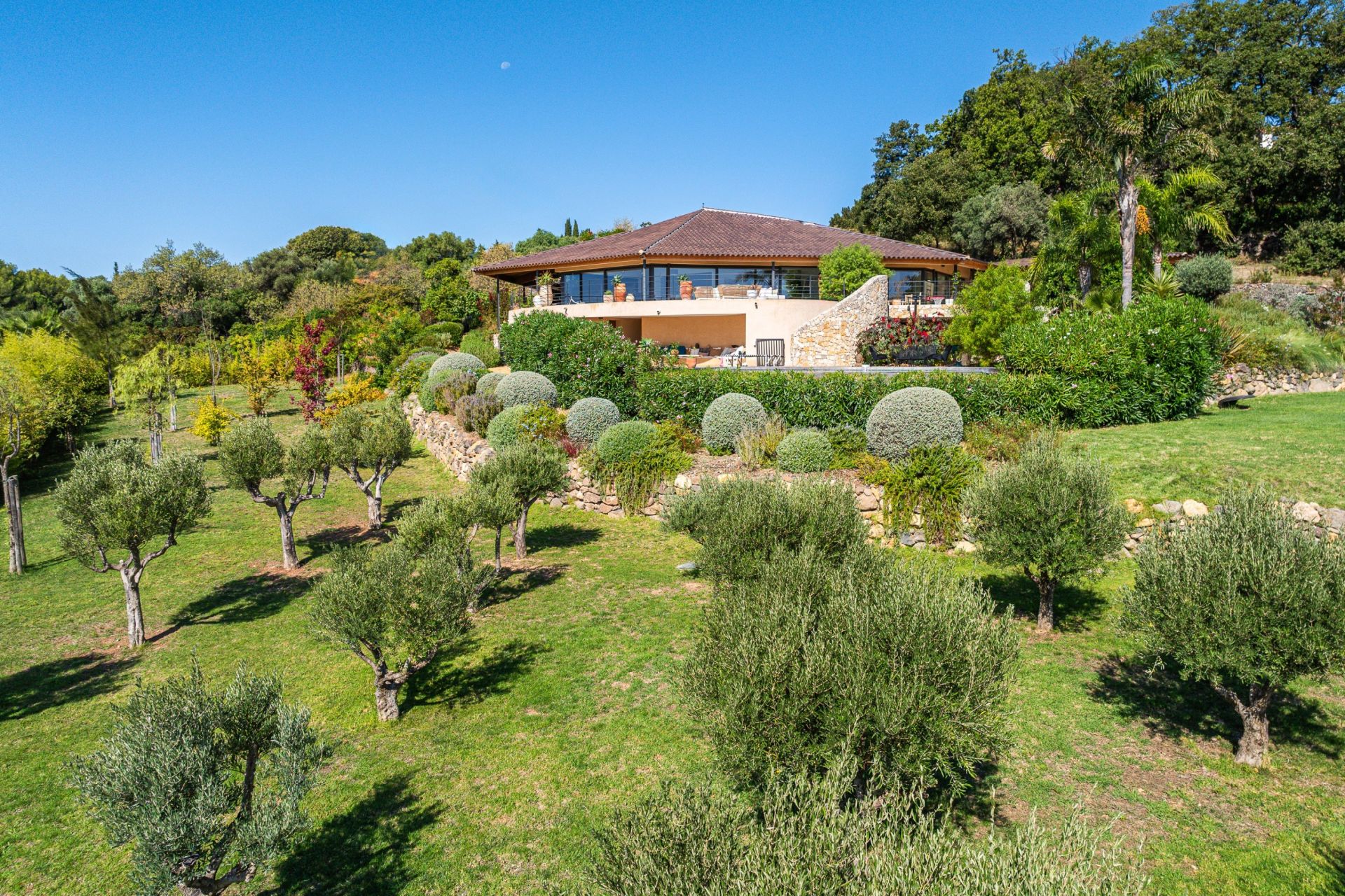 luxury house 6 Rooms for sale on OLLIOULES (83190)