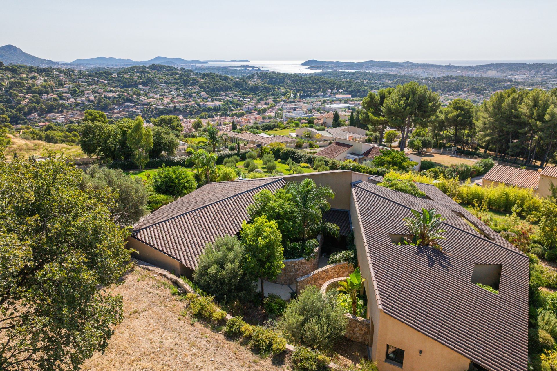 luxury house 6 Rooms for sale on OLLIOULES (83190)