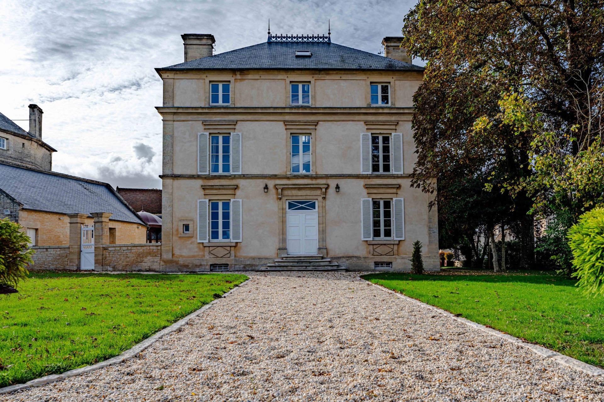 luxury house 12 Rooms for sale on CREULLY (14480)