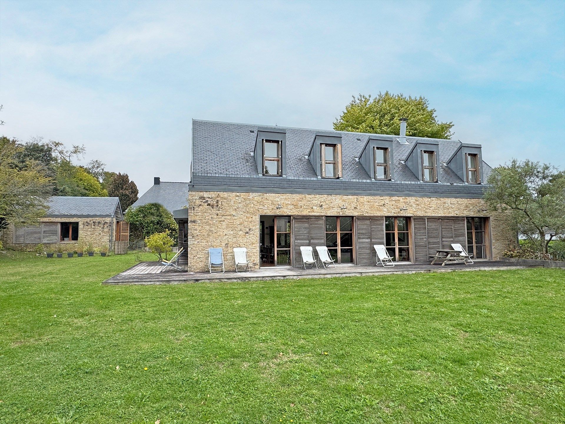 luxury house 9 Rooms for sale on MORGAT (29160)