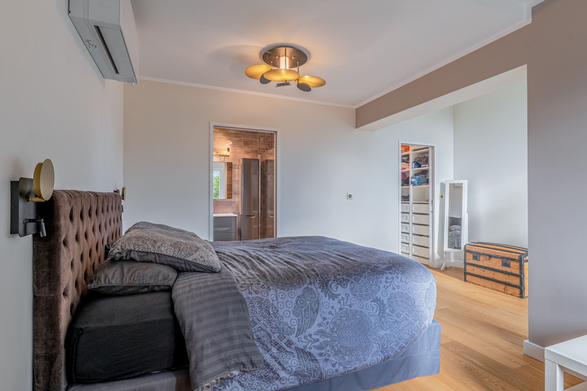 luxury house 9 Rooms for sale on REYRIEUX (01600)