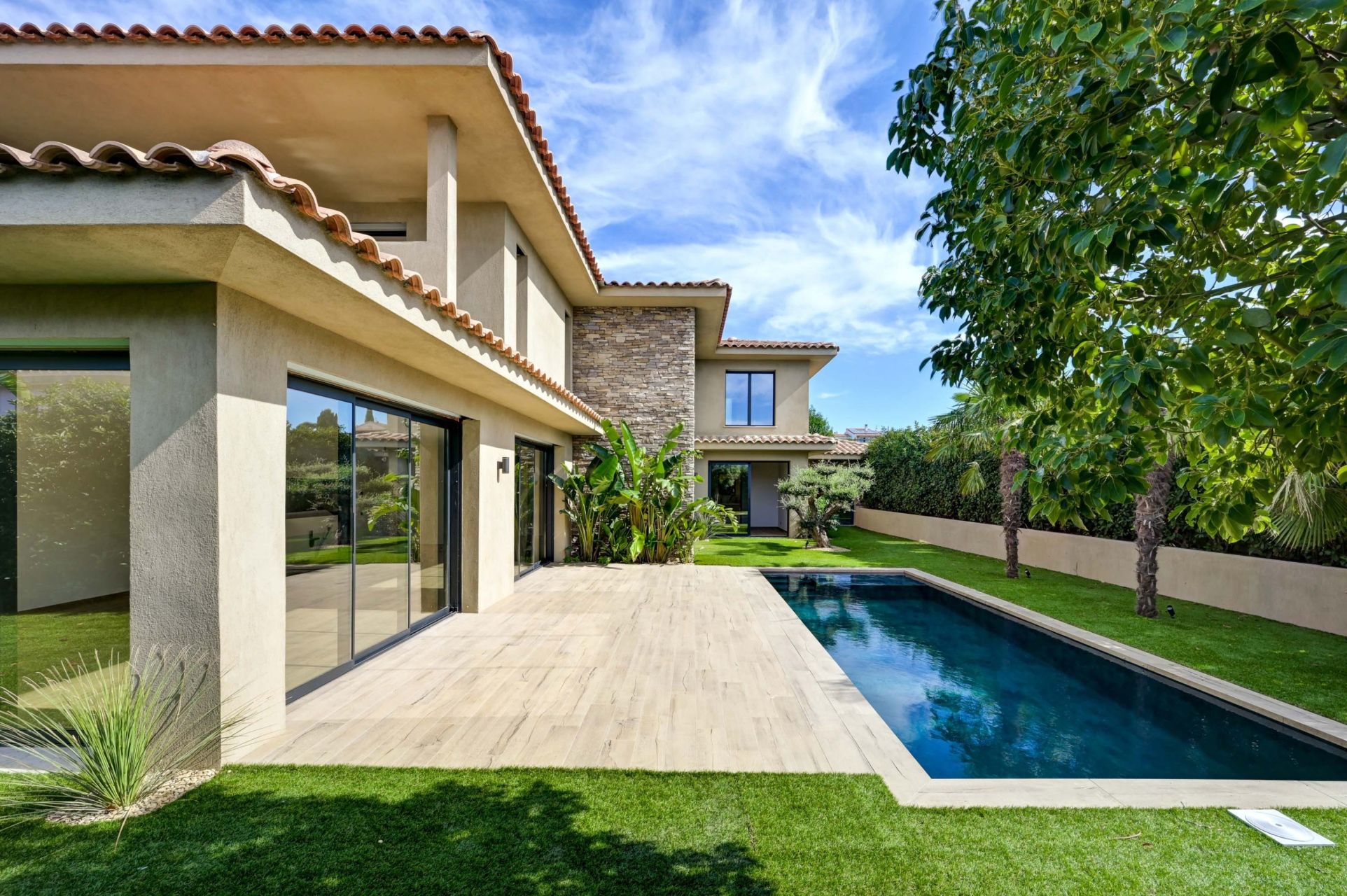 luxury house 7 Rooms for sale on SANARY SUR MER (83110)