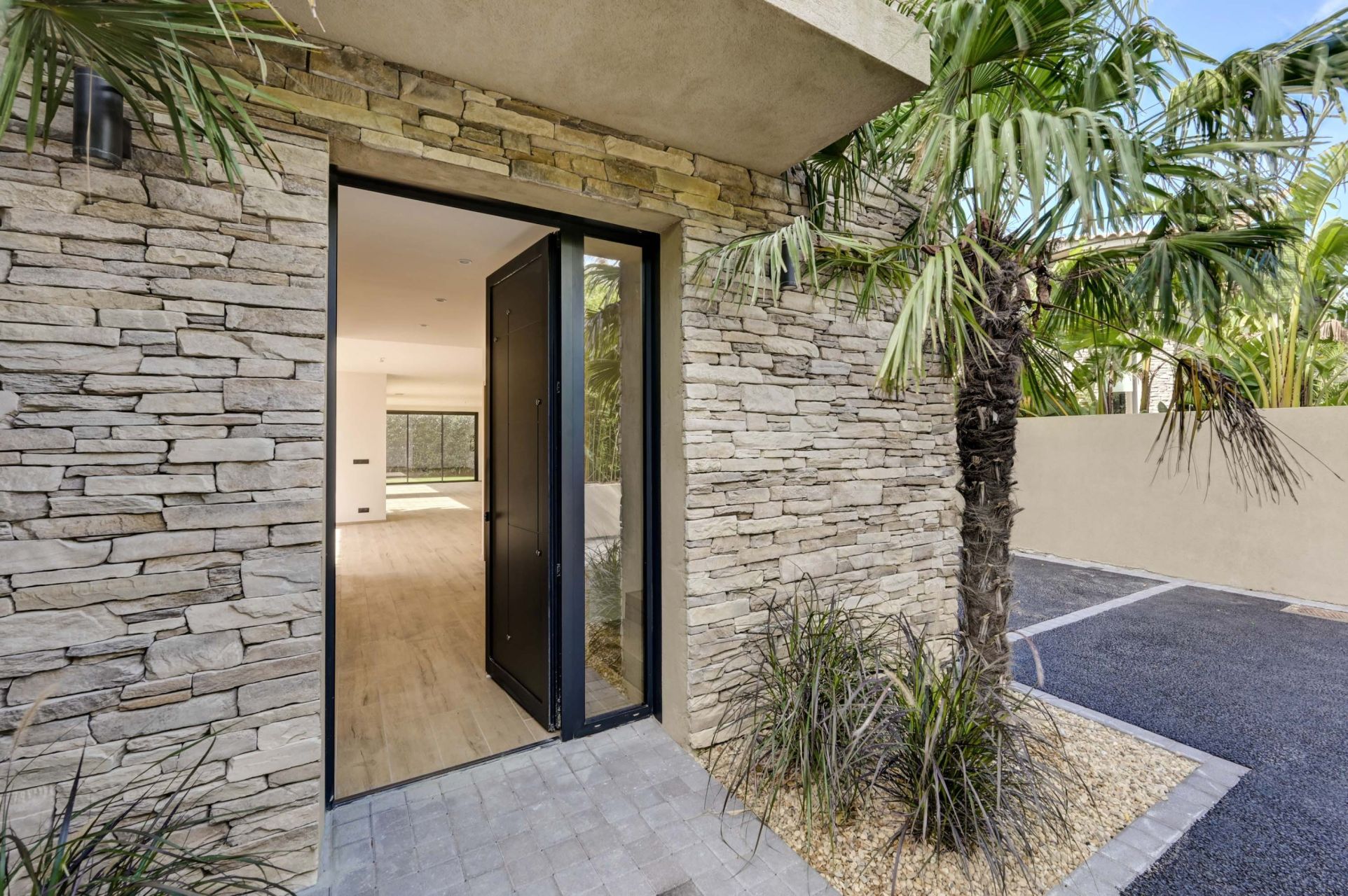 luxury house 7 Rooms for sale on SANARY SUR MER (83110)