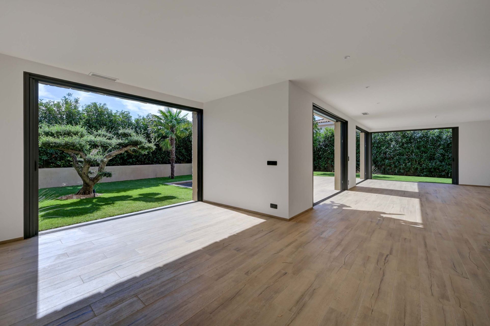 luxury house 7 Rooms for sale on SANARY SUR MER (83110)