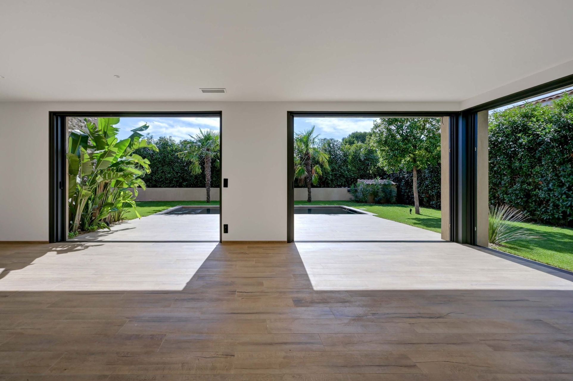 luxury house 7 Rooms for sale on SANARY SUR MER (83110)