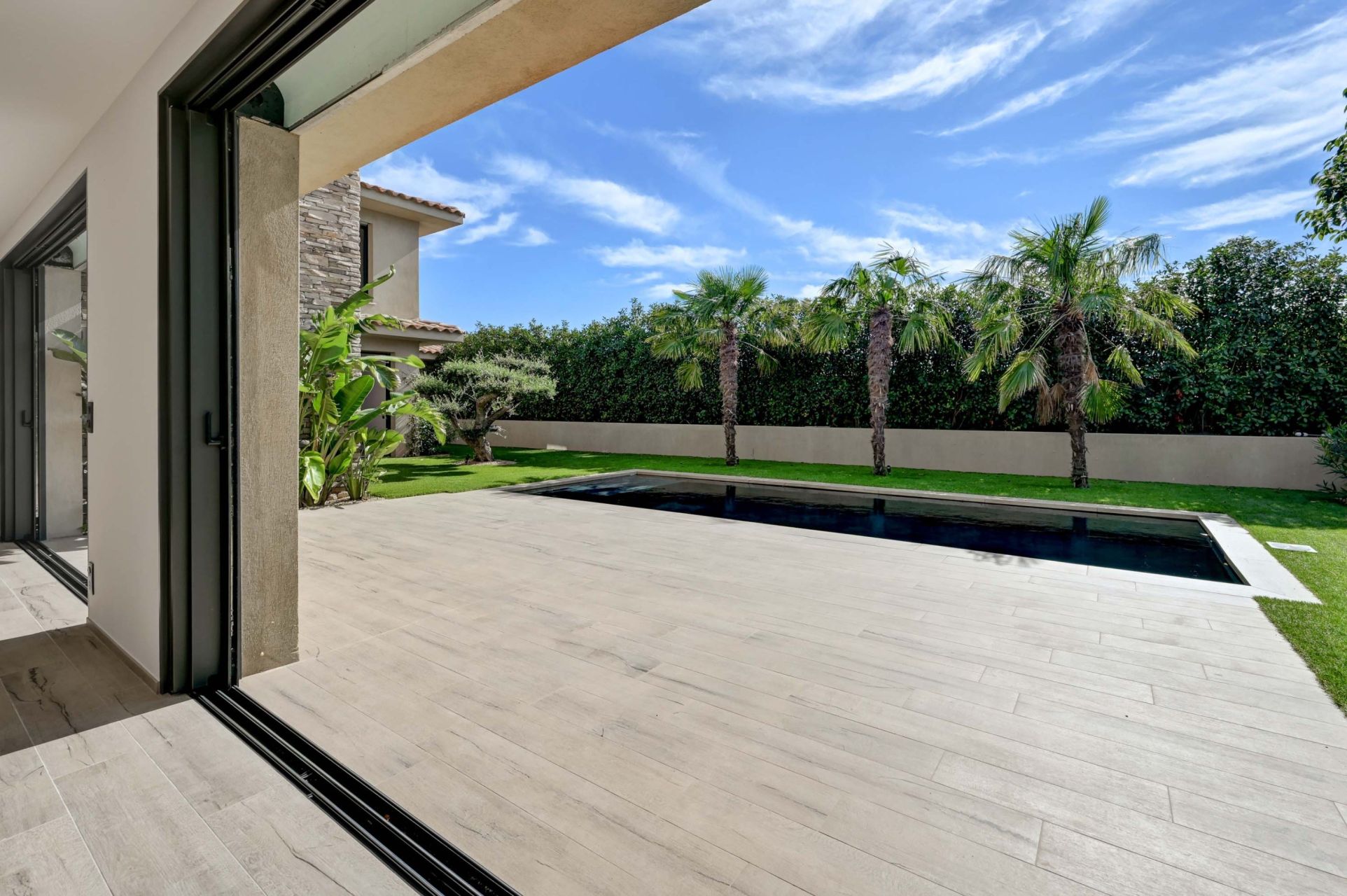 luxury house 7 Rooms for sale on SANARY SUR MER (83110)