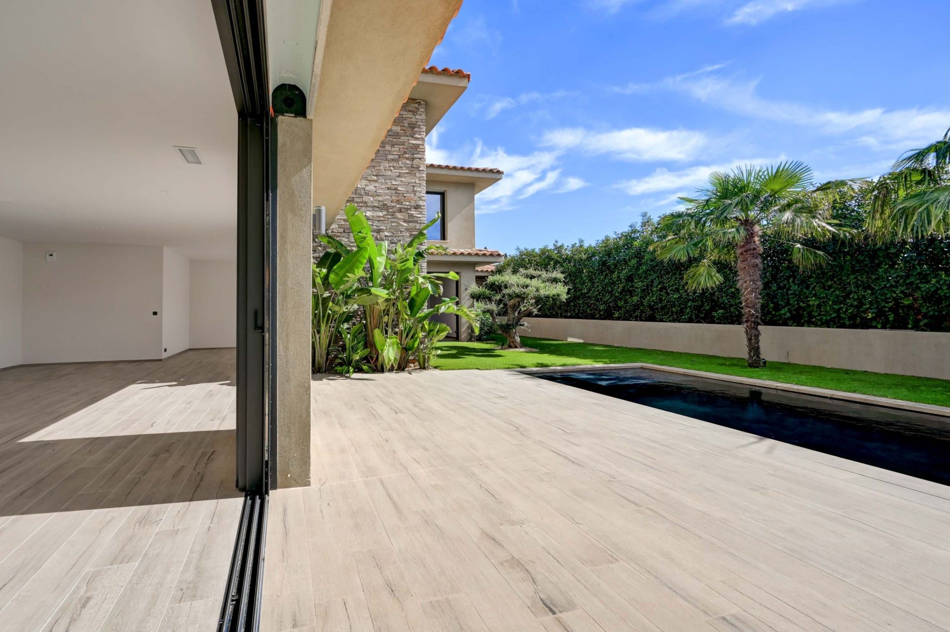 luxury house 7 Rooms for sale on SANARY SUR MER (83110)