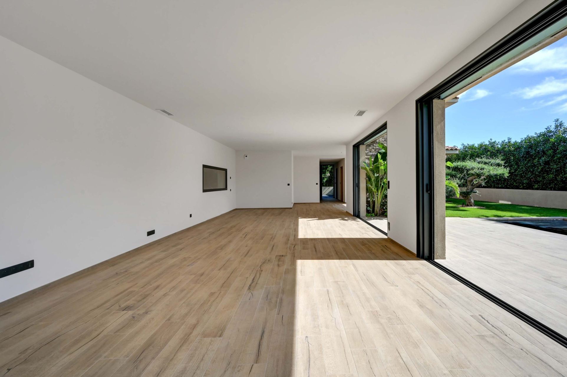 luxury house 7 Rooms for sale on SANARY SUR MER (83110)