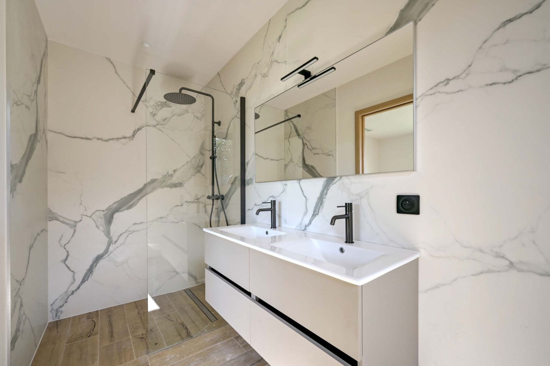 luxury house 7 Rooms for sale on SANARY SUR MER (83110)