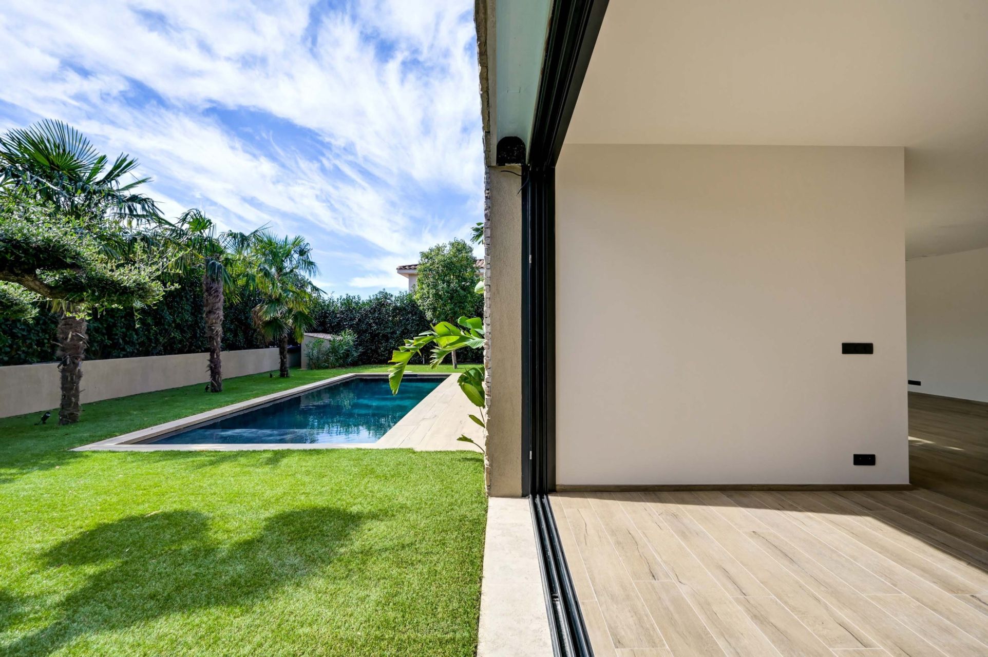 luxury house 7 Rooms for sale on SANARY SUR MER (83110)