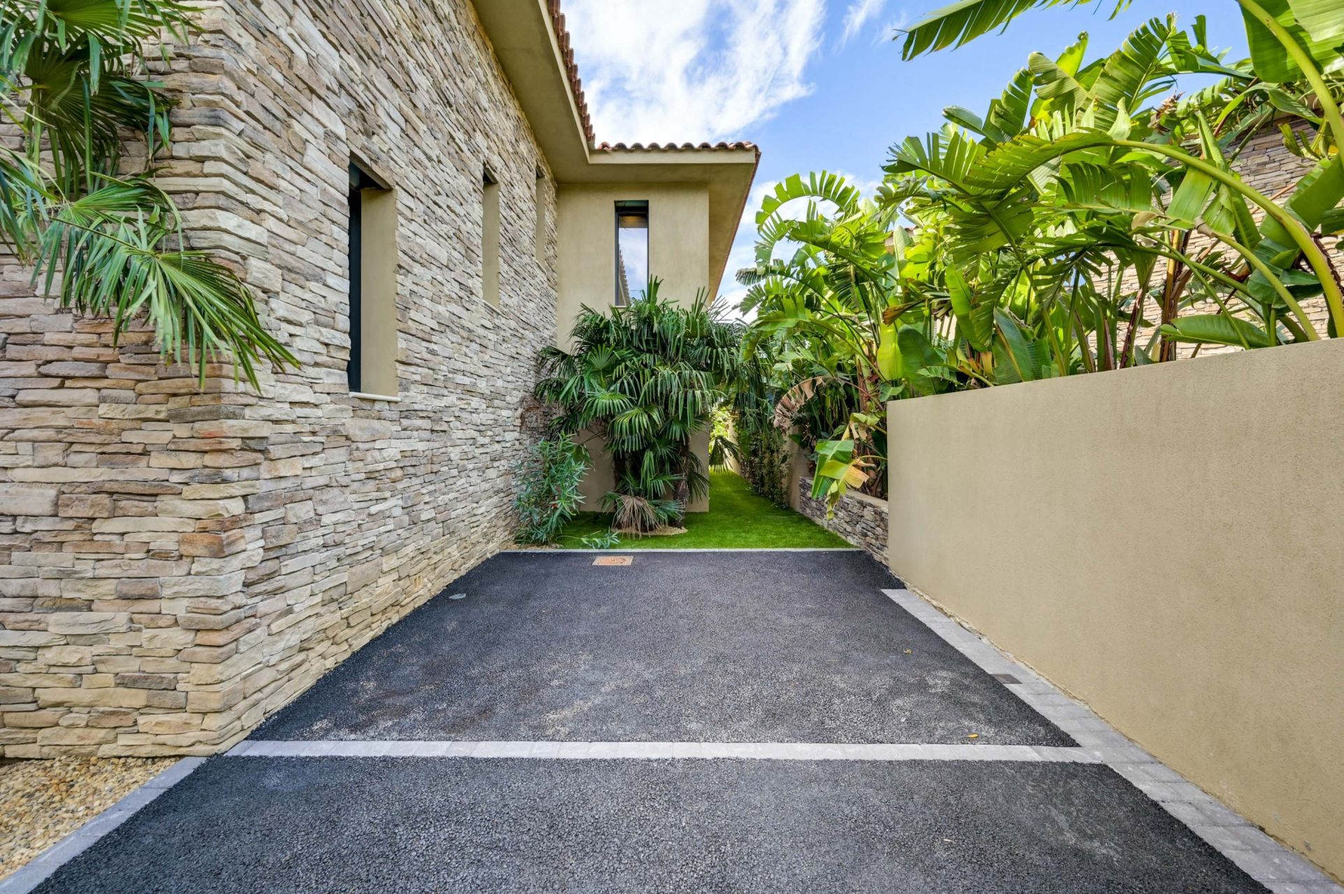 luxury house 7 Rooms for sale on SANARY SUR MER (83110)