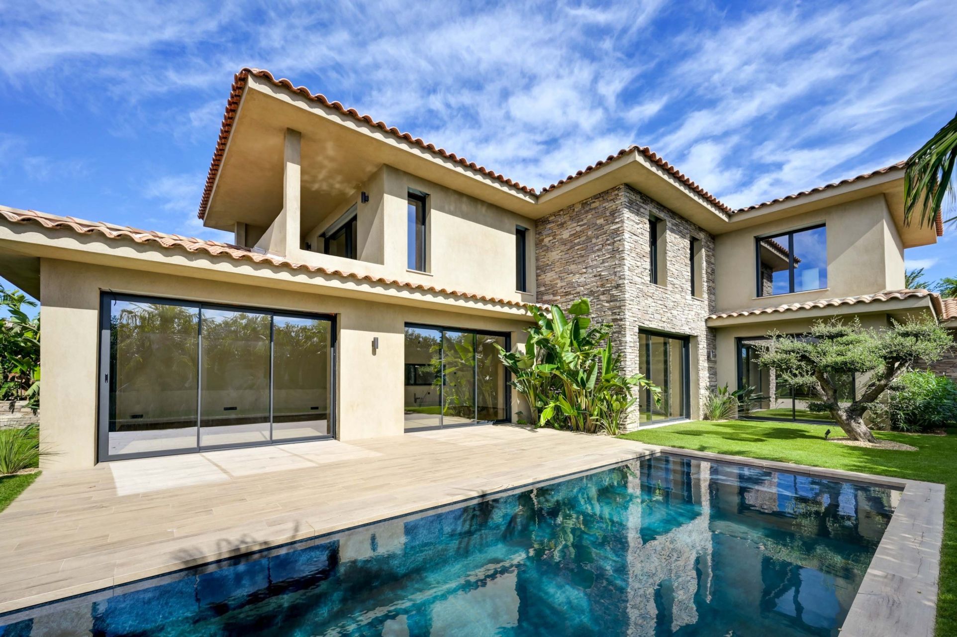 luxury house 7 Rooms for sale on SANARY SUR MER (83110)