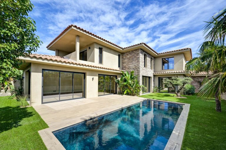 luxury house 7 Rooms for sale on SANARY SUR MER (83110)