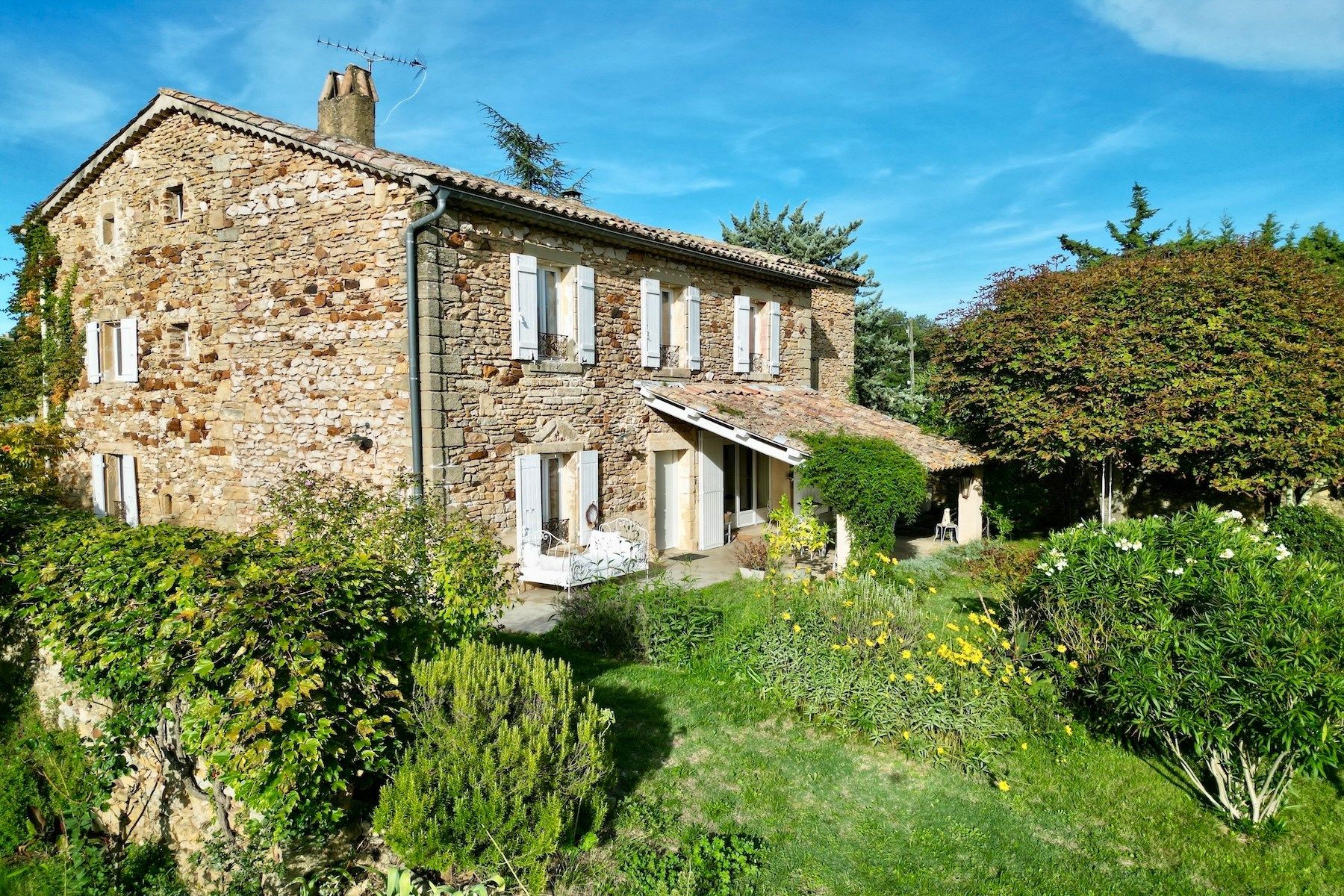 luxury house 7 Rooms for sale on UZES (30700)