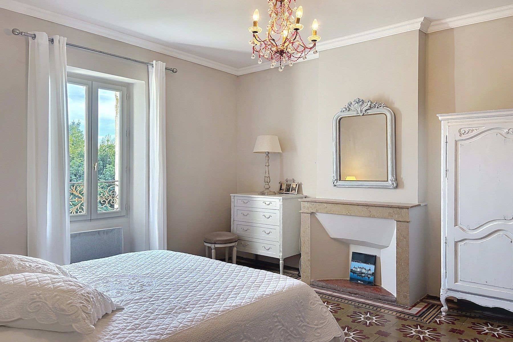 luxury house 7 Rooms for sale on UZES (30700)