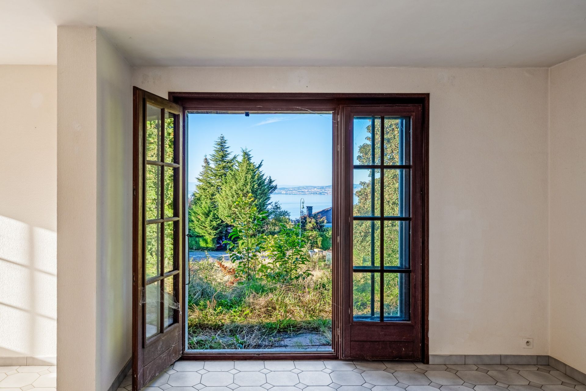 luxury house 8 Rooms for sale on NEUVECELLE (74500)