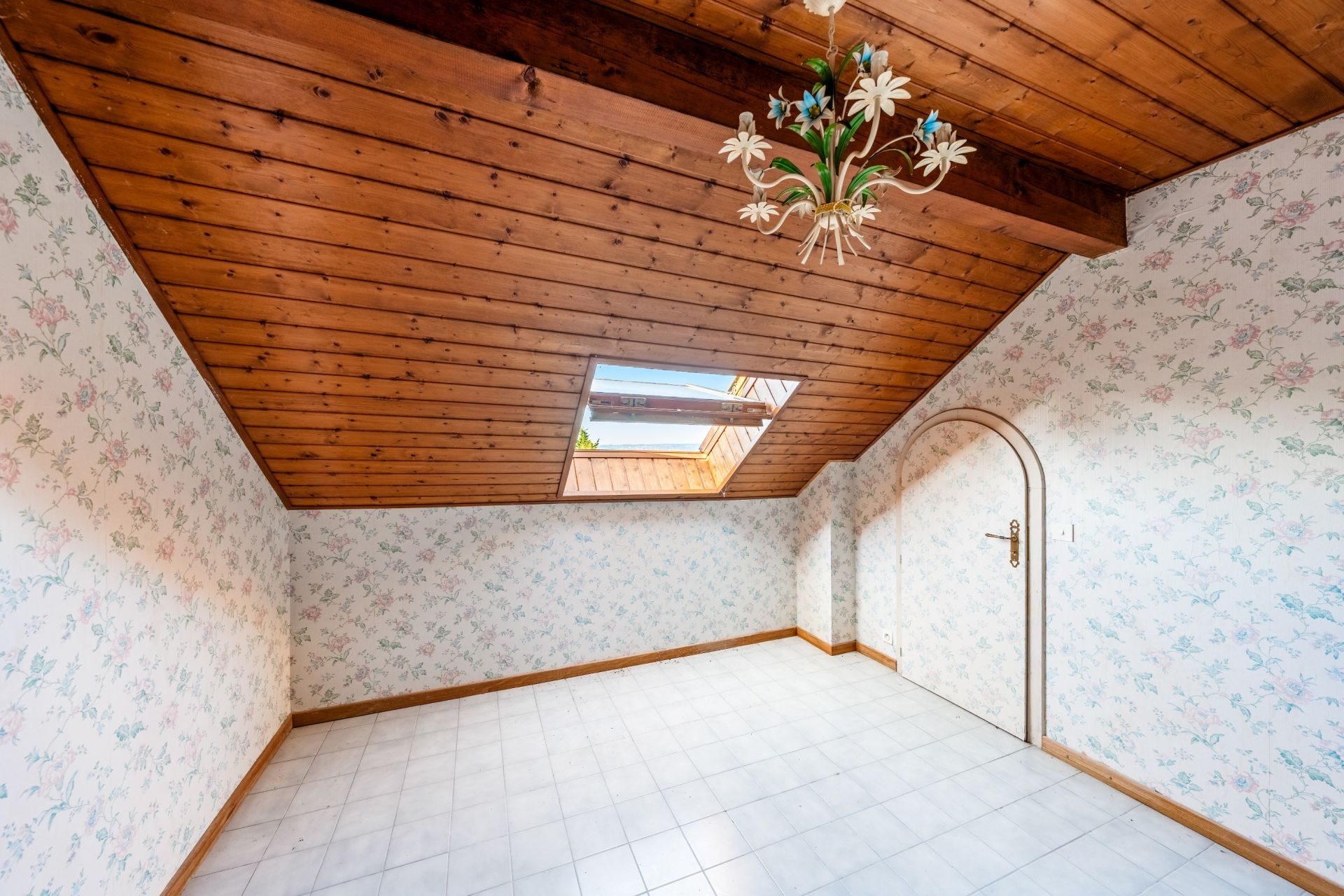 luxury house 8 Rooms for sale on NEUVECELLE (74500)