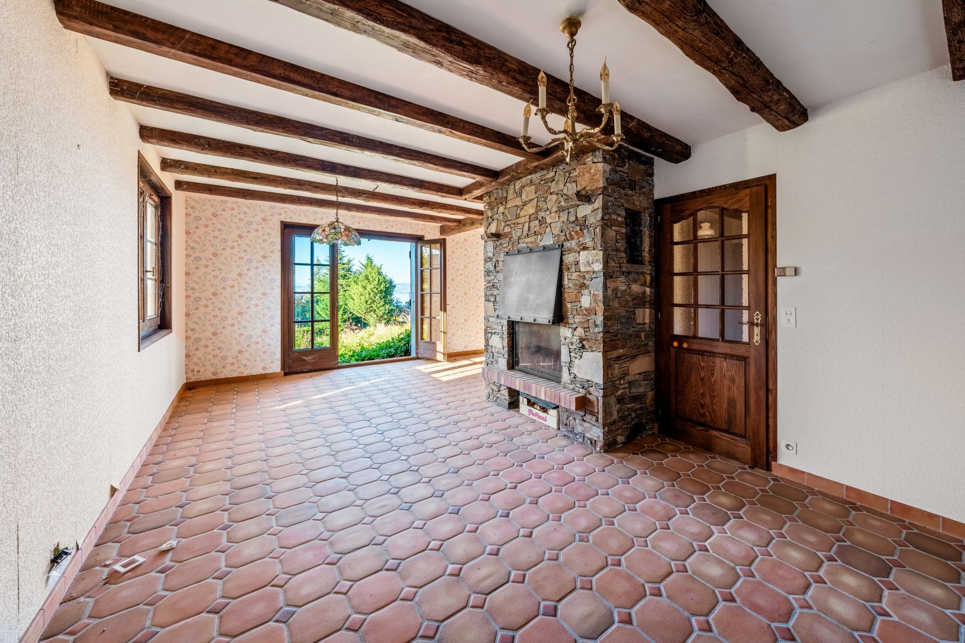 luxury house 8 Rooms for sale on NEUVECELLE (74500)