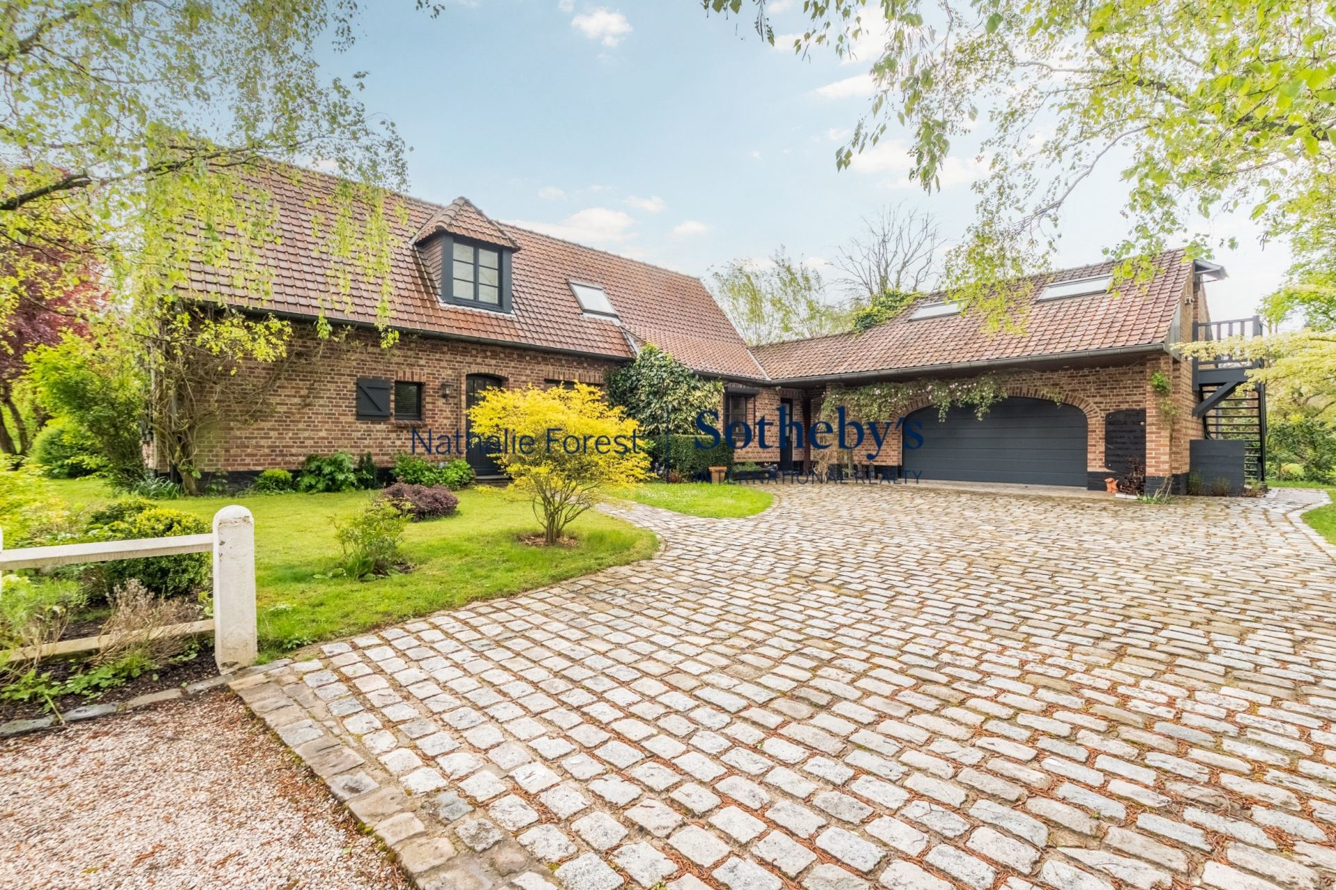 luxury house 9 Rooms for sale on BONDUES (59910)