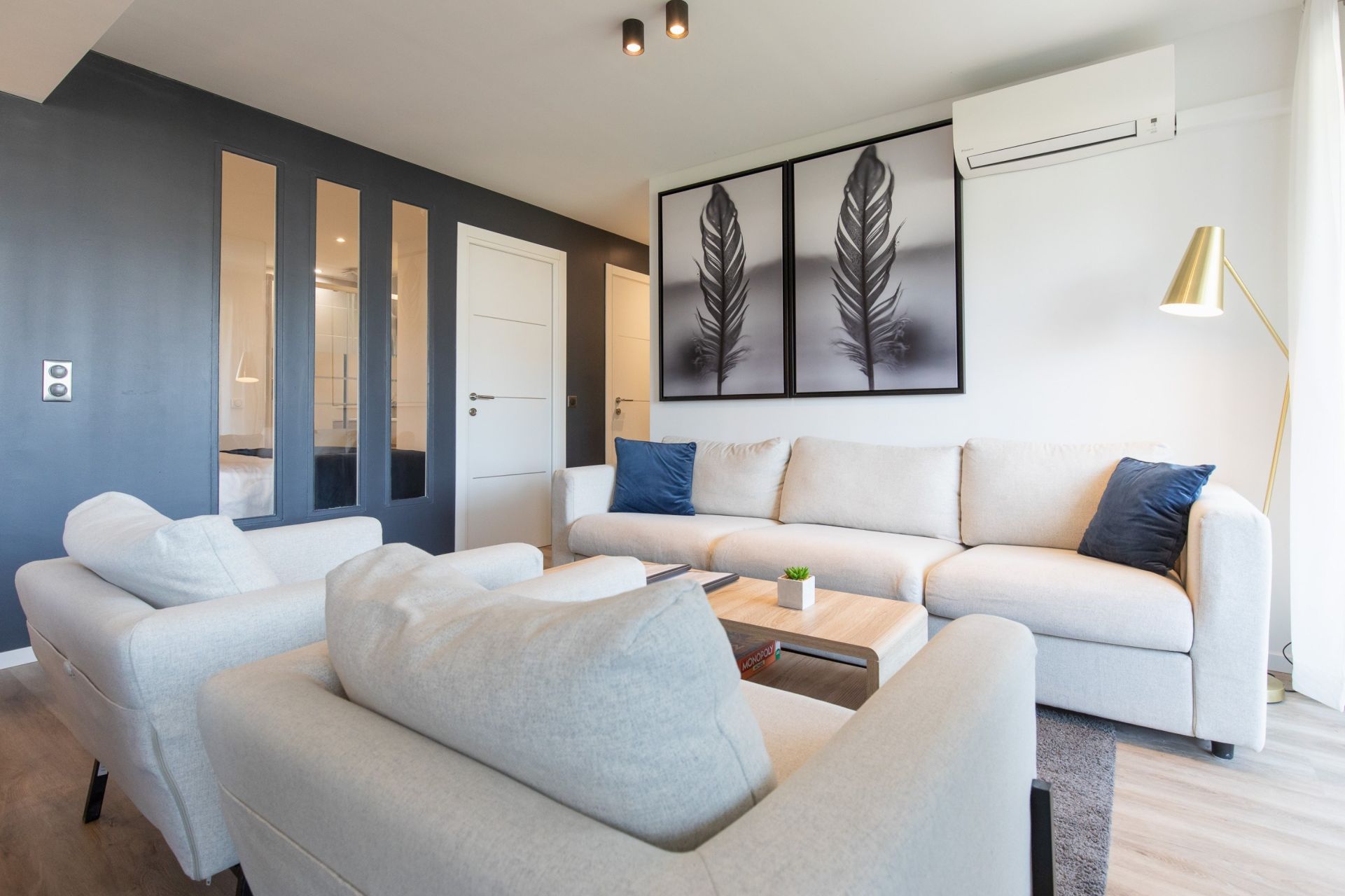 luxury apartment 4 Rooms for sale on CANNES (06400)