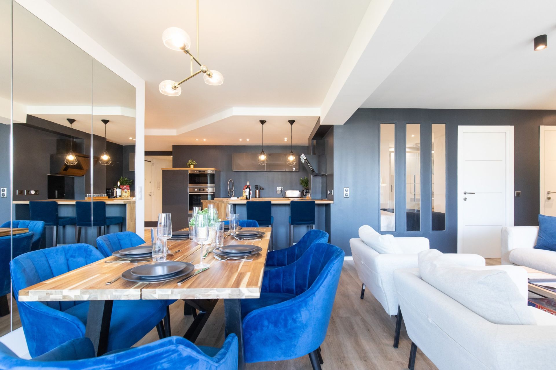 luxury apartment 4 Rooms for sale on CANNES (06400)