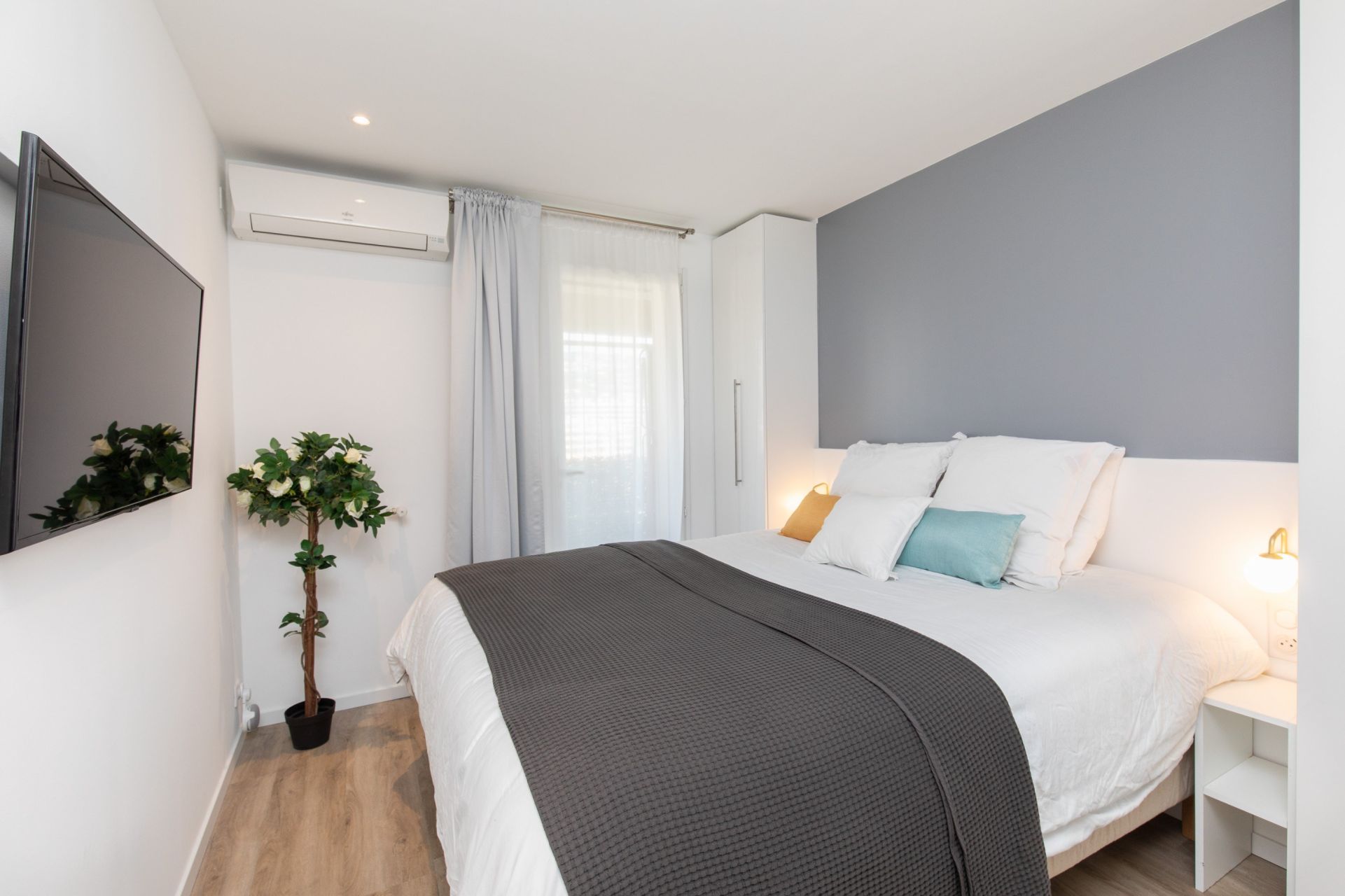 luxury apartment 4 Rooms for sale on CANNES (06400)