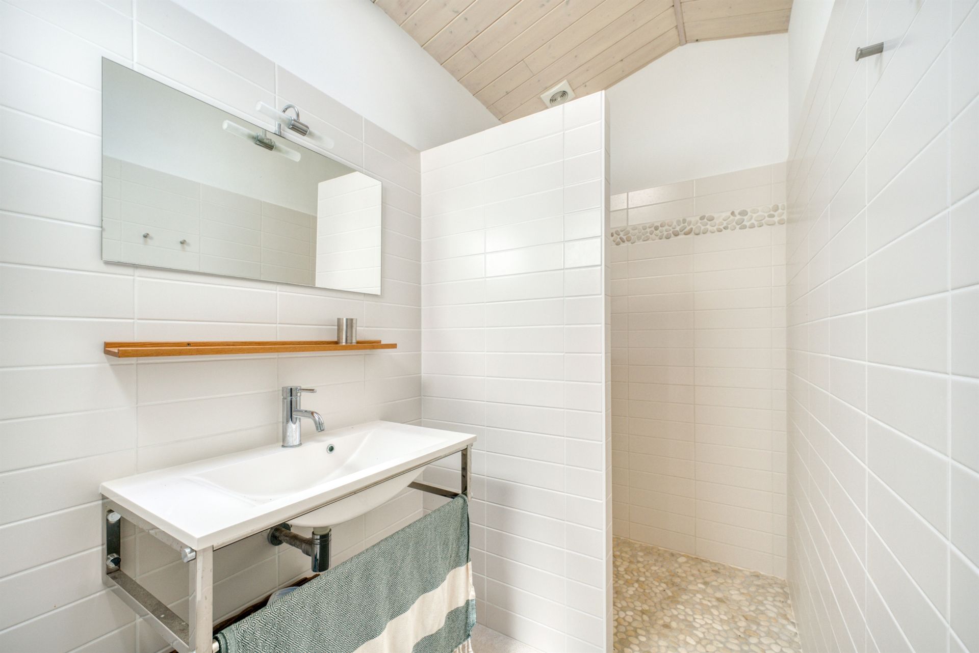 luxury villa 8 Rooms for sale on LA BREE LES BAINS (17840)