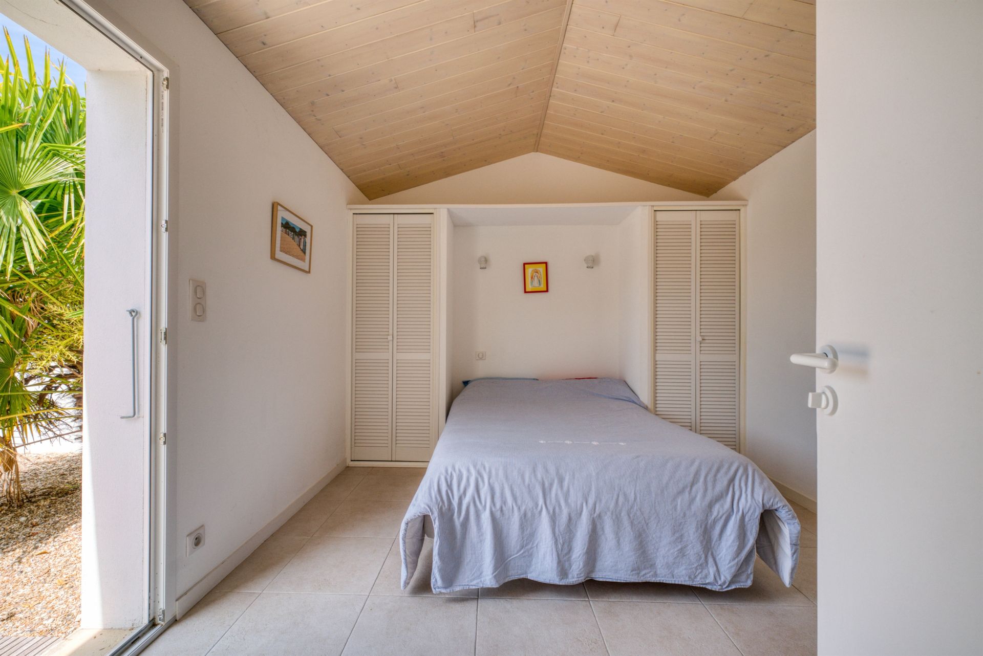 luxury villa 8 Rooms for sale on LA BREE LES BAINS (17840)