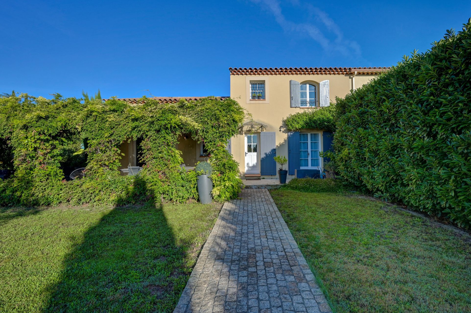 luxury house 4 Rooms for sale on AIX EN PROVENCE (13100)