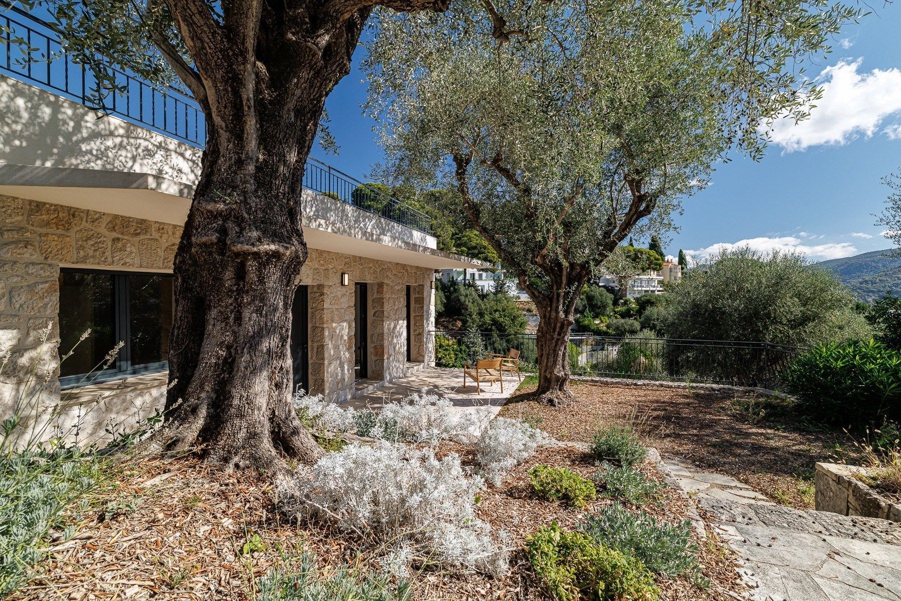 contemporary house 6 Rooms for sale on NICE (06000)