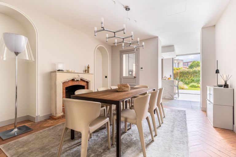 luxury house 5 Rooms for sale on BORDEAUX (33000)