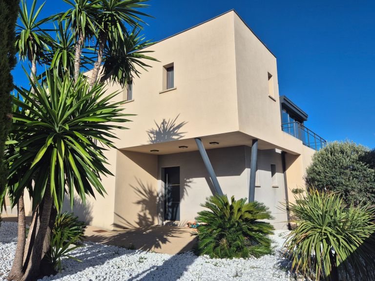 luxury house 6 Rooms for sale on NARBONNE (11100)