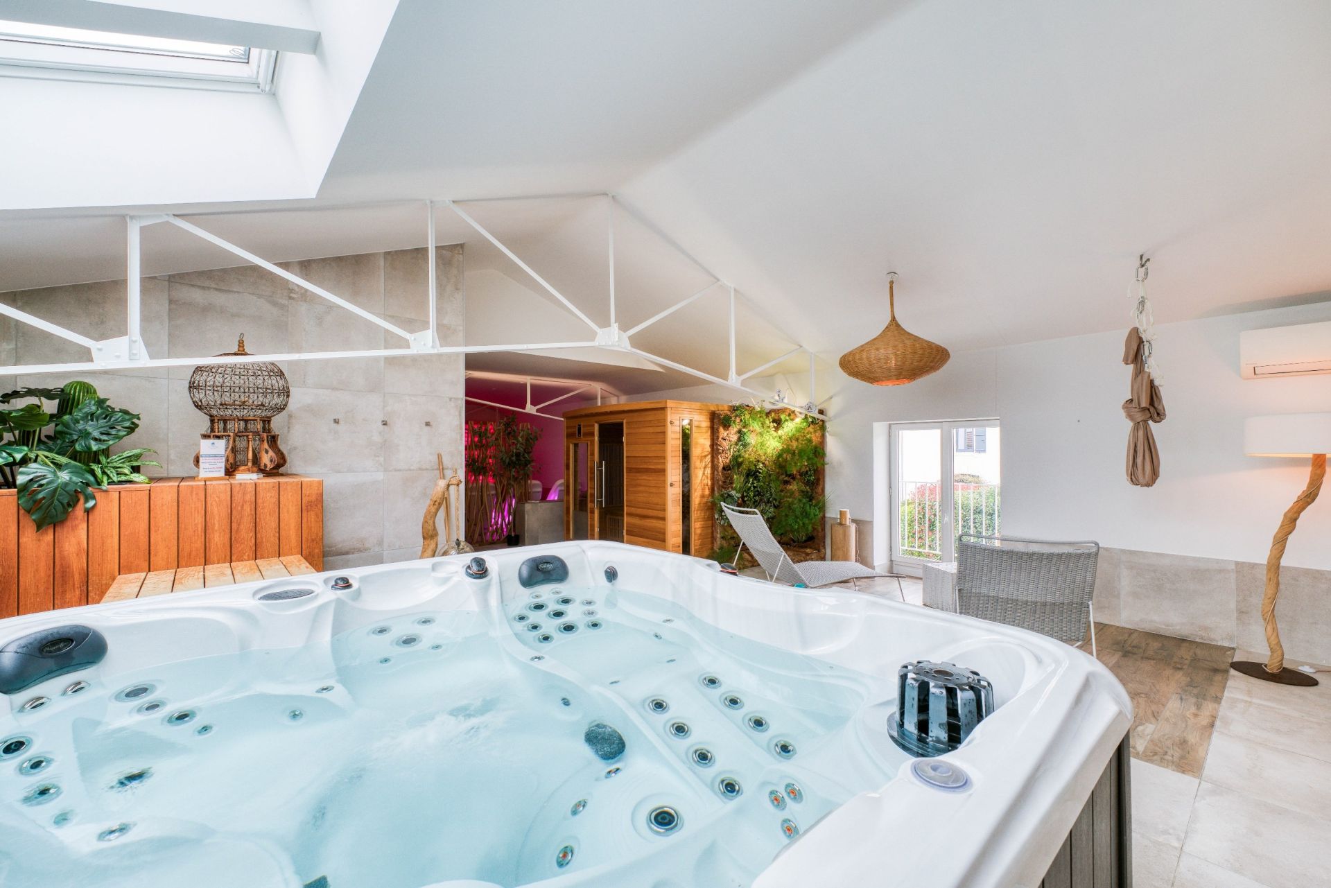 luxury property 17 Rooms for sale on AIGREFEUILLE D AUNIS (17290)