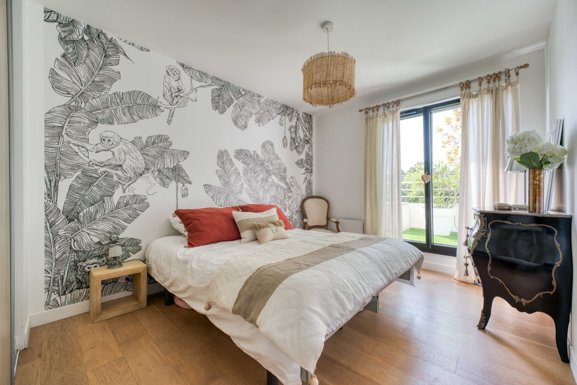 luxury apartment 3 Rooms for sale on LA ROCHELLE (17000)