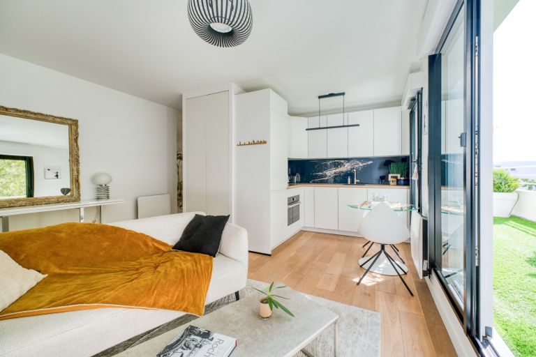 luxury apartment 3 Rooms for sale on LA ROCHELLE (17000)